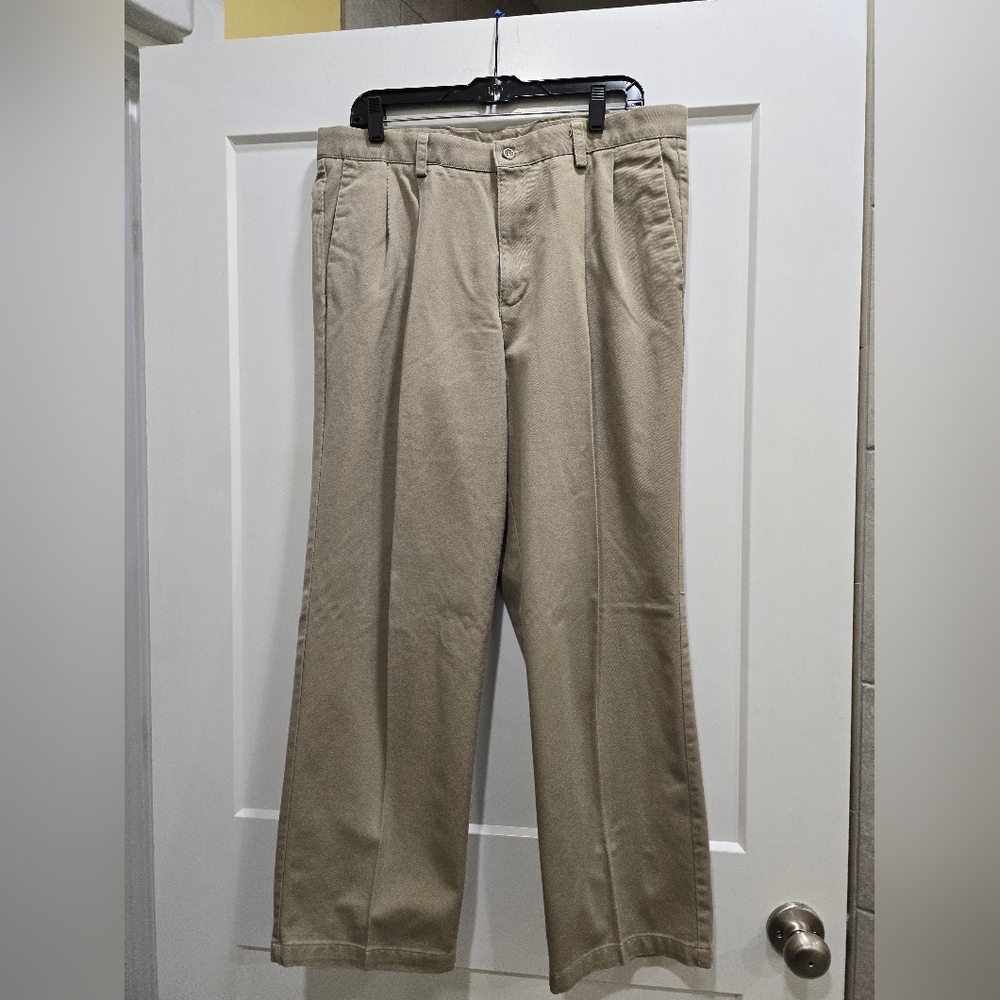 Dockers Men's Khaki Straight-Leg Chinos in Light Tan, Size 36 x 30,